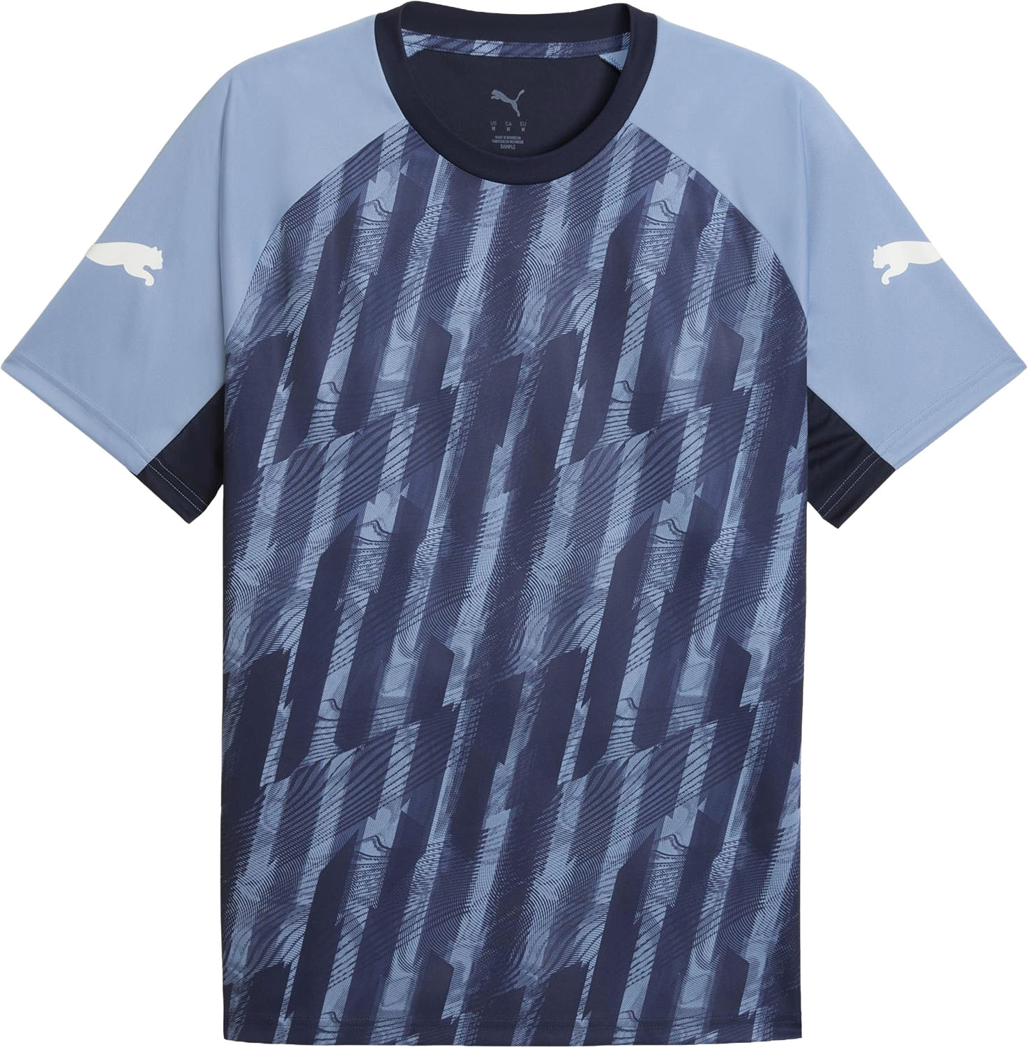 品名：INDIVILIGA グラフィック SSシカラー名：PUMA Navy-PUMA White-Zen Blueサイズ詳細：S : すそ周り96 | 後ろ丈62.5 | 胸囲98M : すそ周り99 | 後ろ丈64 | 胸囲101L : すそ周り104 | 後ろ丈66 | 胸囲107XL : すそ周り111 | 後ろ丈68.5 | 胸囲113XXL : すそ周り116 | 後ろ丈70 | 胸囲114※商品によってはどうしても若干の誤差が発生してしまいます。　1-2cmの誤差はあらかじめご了承ください。商品の説明：ピッチで映える鮮やかなグラフィックが、プレーへのモチベーションを高める一枚。吸汗速乾機能「DRYCELL」搭載で、汗をかいても快適な着心地が続きます。動きやすさにもこだわった素材で、アクティブなシーンに最適。さらに、トリムや装飾を除き100%リサイクル素材を採用したサステナブルなアイテムなので、環境への配慮も叶います。機能性とデザイン性を両立したこのシャツで、毎日のプレーを快適に楽しんでください。同コレクションのショーツ【品番: 660976】と合わせてセットアップでも着用いただけます。素材・材質：本体/ポリエステル100%原産国：インドネシア特徴：・DRY CELL/吸水速乾の高機能素材により、運動中の衣服内はドライで快適。詳細:プーマロゴ、レギュラーフィット、クルーネック、半袖サッカー / フットサル / Tシャツ / トップス / 半袖 / トレーニング / 練習 / クラブ / 部活 / チーム / メンズ / 男性 / 660968-06