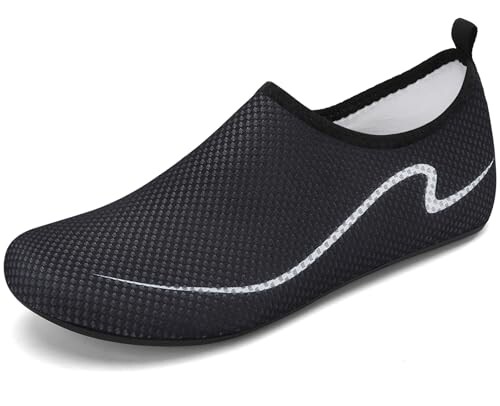 商品情報商品の説明主な仕様 【快適な素材】このマリンシューズは、靴下のように軽く、通気性があり、素足のように足にフィットします。室内または屋外のスポーツや旅行に最適です。トレンディなデザインも魅力的です。 【耐水性・速乾性】ウォーターシューズのアッパー素材は防水性があり、小さなメッシュ穴があり、足を爽やかで快適に保ちます。海、ビーチ、川などでの遊びに最適です。また、スイミングプールでもご使用いただけます。 【持ち運びが簡単】マリンシューズ全体が靴下のように折りたためるため、アウトドアトレーニング、シュノーケリング、釣り、フィットネス、ウナギ旅行などにも持っていけます。そして、サーフィンにも最適です。 【安全ソール】マリンシューズのソールは滑りにくく、耐久性に優れた高品質のゴムを採用しており、軽くて薄いアッパーでビーチ、岩場、サンゴ礁などでも足をしっかり保護します。これはより安全なビーチサンダルとしてもおすすめです。 【水陸両用】ウォーターシューズは、水辺遊びの必需品であると同時に、水陸両用・陸上対応の機能も備えているため、ドライビングシューズ、デッキシューズ、入院シューズとしても使用できます。また、エアクッションシューズやロッククライミングシューズなどにもおすすめです。