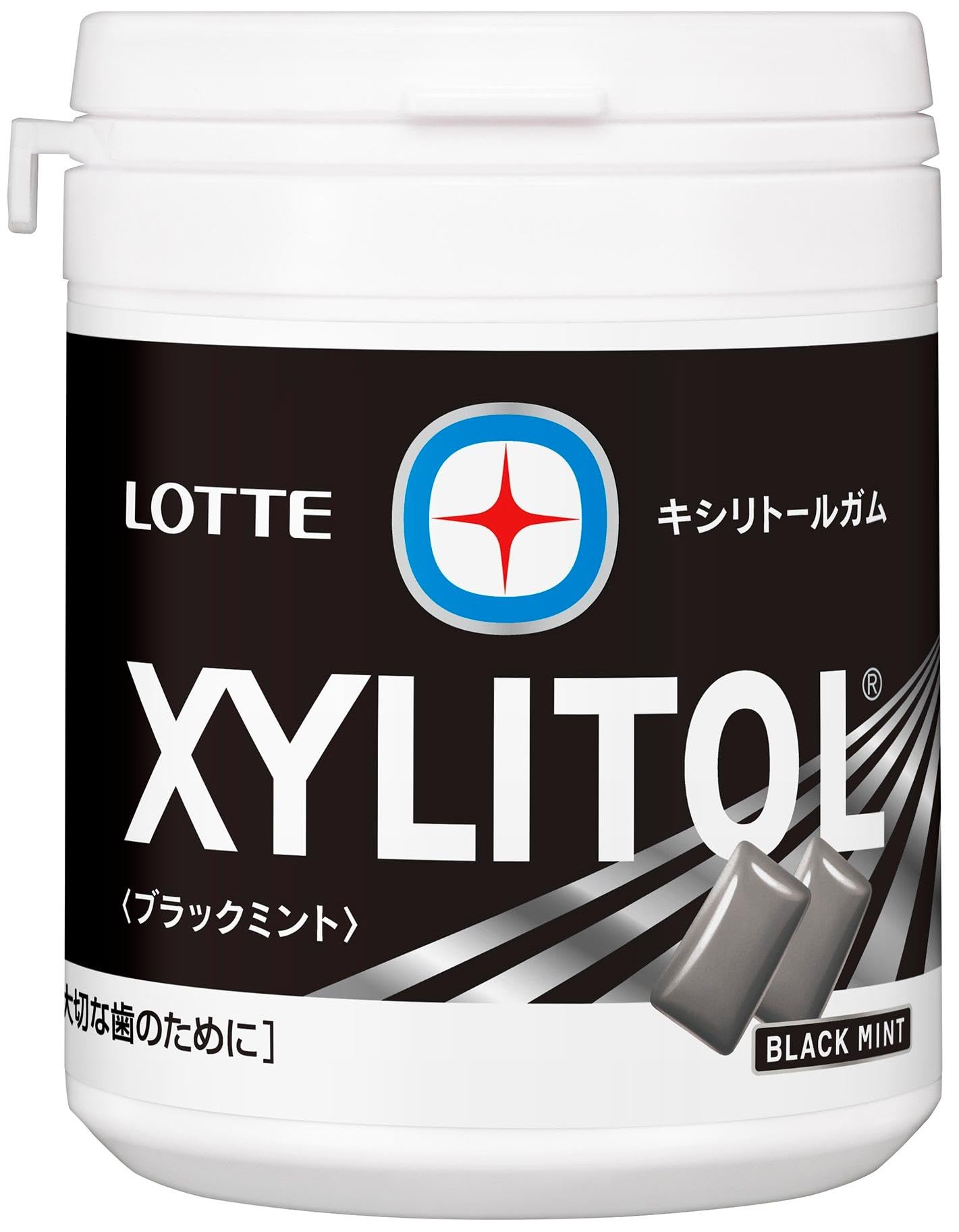 商品情報 商品の説明 主な仕様 商品サイズ：(高さx奥行x幅):66mmx66mmx89mm # 【送料無料】ロッテ キシリトールガムブラックミントファミリーボトル 133g 忙しい日常の中で口の中のさっぱり感が欲しい、または口臭が気になる時に頼れるガムを探していませんか？多くの人が口にするガムは、甘さや香りに惹かれる一方で、体に良い成分が含まれているかどうか心配になることもあります。そんな悩みを解消するのが「ロッテ キシリトールガム ブラックミントファミリーボトル」です。このガムは、キシリトールを使用しているため、歯に優しいだけでなく、爽やかなブラックミントの風味がしっかりと楽しめます。 多くの人にとって、おいしいガムが口内環境を良くする助けになるという点は共感を呼ぶものです。キシリトールは虫歯予防に効果的な成分として知られていますが、食べやすいガムでこそ、その効果を日常的に享受できるでしょう。このガムを取り入れることで、毎日の口腔ケアが楽しくなるだけでなく、リフレッシュ効果も得られます。 「ロッテ キシリトールガム ブラックミントファミリーボトル」は、133gのファミリーボトルタイプなので、家族全員で分け合って楽しむことが可能です。手軽に持ち運びもでき、学校や仕事場でも使いやすいサイズです。皆さんもこの機会に、キシリトールガムを楽しんで、健康的な生活を目指してみませんか？ ## キシリトールの効果とは？ キシリトールは、天然の甘味料として知られていますが、その健康効果は多岐にわたります。主に虫歯予防に効果的であるため、多くの歯科医師が推奨する成分です。キシリトールが虫歯を防ぐメカニズムは、口内のpH値を上昇させるからです。通常、食事後には口内が酸性に傾き、虫歯の原因菌が繁殖しやすくなります。しかし、キシリトールを含むガムを噛むことで、口内が中性に戻り、虫歯のリスクを軽減します。 また、キシリトールには唾液の分泌を促進する作用もあります。これは口内環境を清浄化するだけでなく、食べ物の消化を助ける役割も果たします。唾液は自然なバリアとなり、口内細菌のバランスを保つために重要です。したがって、キシリトールを含むガムを日常的に利用することで、健康な口内環境を保つ手助けになります。 さらに、キシリトールは低カロリーで糖分が少ないため、ダイエット中の方にもおすすめです。甘いものが欲しくなる瞬間に、キシリトールガムを噛むことで、満足感を得ながら無理なくカロリーコントロールができるのです。 「ロッテ キシリトールガム ブラックミントファミリーボトル」は、このようなキシリトールの特性を最大限に活かした商品です。クセのないミントの味わいは、誰にでも受け入れられやすく、日々のストレス緩和にも役立つことでしょう。健康を意識しつつ、日常に取り入れてみてはいかがでしょうか？ ## ブラックミントの魅力 ブラックミントは、他のミント系のフレーバーと比較して、より深い味わいと香りを持っています。このユニークなフレーバーはリフレッシュさせる効果が高く、疲れた身体や心を癒してくれる力があります。特に忙しい毎日を送る中で、ストレスを感じた時やリフレッシュを必要とする瞬間に、ブラックミントのガムを噛むことは非常に効果的です。 「ロッテ キシリトールガム ブラックミントファミリーボトル」のブラックミントは、清涼感とともに上品な甘さを持っています。このガムを噛むことで、口内がさっぱりとし、気分もリフレッシュされるでしょう。また、その強いミントの風味は、甘さ控えめで後味がすっきりとしているため、食後や休憩中にもぴったりです。 さらに、ブラックミントは独自の芳香成分を持ち、その香りはリラックス効果があるとされています。仕事や勉強に集中したいとき、またはリラックスしたいときに、このガムを使うことで、精神的なサポートにもなります。お昼休みに噛むことで、午後の活力を与えてくれる存在となることでしょう。 このように、「ロッテ キシリトールガム ブラックミントファミリーボトル」は、ただのガムではなく、日常生活の質を向上させるアイテムでもあります。家族みんなで楽しめるこのファミリーボトルタイプは、共有する楽しさも倍増させてくれます。 ## 使用方法と注意点 「ロッテ キシリトールガム ブラックミントファミリーボトル」を使う際は、基本的な使用方法を知っておくと便利です。ガムは、1日あたり数回の利用が目安です。ストレスを感じたときや口臭が気になるときに気軽に噛むことができ、手軽さが魅力です。特に、学校や職場に持っていくと、いつでもリフレッシュできるので便利です。 ただし、過剰に噛みすぎると、顎の筋肉に負担がかかり、疲れや痛みを感じる場合があります。適度な量を守ることが大切です。また、アレルギーのある方は成分を確認してから使用しましょう。未成年のお子様が食べる場合、大人の監視のもとで与えると安心です。 毎日の生活に取り入れる際には、食後に噛むことで虫歯予防の効果を高めることができます。特に、糖分を含まないため、ダイエット中の方にも安心してお悩みなく楽しんでいただけます。ただし、糖尿病の方は、事前に医師と相談することをお勧めします。 また、保管方法にも注意が必要です。直射日光を避け、湿気の少ない場所に保管することで、風味や食感を長持ちさせることができます。このような取り扱いに気を付けることで、いつでもその美味しさを楽しめるでしょう。 ## まとめ - 「ロッテ キシリトールガム ブラックミントファミリーボトル」は健康とおいしさを両立。 - キシリトールの効果で虫歯予防が期待できる。 - ブラックミントのフレーバーでリフレッシュ効果を体感可能。 - 使いやすいファミリーボトルタイプで家族全員で楽しめる。 - 適度な使用が推奨され、日常使いに最適。 このアイテムを日常に取り入れ、口内環境を良くしながら、リフレッシュできる環境を手に入れましょう。