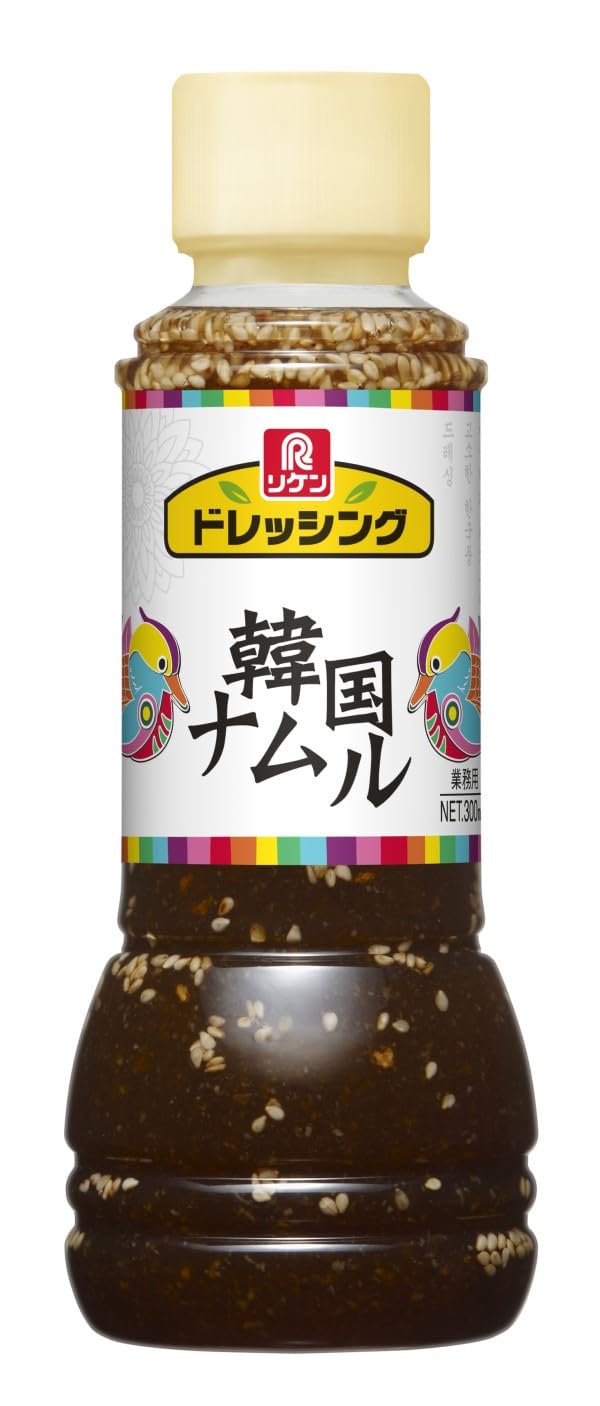 商品情報商品の説明商品紹介 ガーリックとごま油が効いたナムルドレッシングは、野菜や海藻がたくさん食べられるコクのあるドレッシングです。黒胡椒でアクセントをつけています。パッケージの「鴨」は韓国では、幸せの象徴とされいてます。チョレギサラダやユッケでもおいしく召し上がれます。上下によく振ってお使い下さい。 原材料・成分 醸造酢（国内製造）、糖類（果糖ぶどう糖液糖、砂糖）、食用植物油脂、たん白加水分解物、しょうゆ、食塩、香味食用油、にんにく、ごま、こんぶエキスパウダー、 こしょう // 調味料（アミノ酸等）、酒精、増粘剤（キサンタンガム）、（一部に小麦・ごま・大豆・鶏肉・豚肉を含む）主な仕様 原材料：醸造酢（国内製造）、糖類（果糖ぶどう糖液糖、砂糖）、食用植物油脂、たん白加水分解物、しょうゆ、食塩、香味食用油、にんにく、ごま、こんぶエキスパウダー、 こしょう // 調味料（アミノ酸等）、酒精、増粘剤（キサンタンガム）、（一部に小麦・ごま・大豆・鶏肉・豚肉を含む）商品サイズ(高さx奥行x幅):17.6cmx6.6cmx6.6cmbr4903307524100