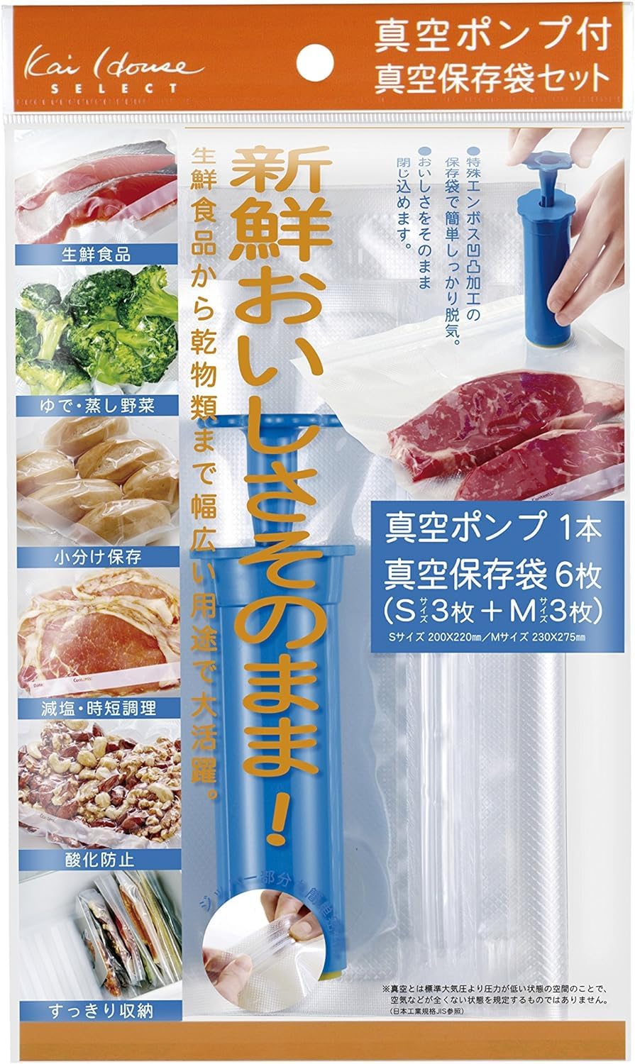 商品情報商品の説明-主な仕様 生鮮食品から乾物類まで、冷凍・冷蔵・常温と簡単操作で、幅広く使える真空保存袋です。袋に食材を入れて二重になっているジッパーを閉じたら、真空ポンプで袋の中の空気を抜くだけ。洗って繰り返し使用できるから経済的です。スターターセットは保存袋Sサイズ、Mサイズ各3枚に真空ポンプが入っっています。【冷凍保存】解凍後の「いかにも冷凍っぽいにおい」を抑えることができます。「冷凍焼け」「冷凍臭」の原因は、食材の周囲の霜です。解凍する際、この霜が食材にニオイを移してしまうのです。真空保存袋で密閉することで、冷凍臭の原因となる食材につく霜の発生を抑えることができます。【調理の下ごしらえにも】真空状態で食材を漬け込めば、調味料の浸透効率がアップし、 従来より少ない調味料で短時間で味がしみ込みます。最近「食材と調味料を入れて冷凍するだけで、しっかり下味がつく」と、話題の「下味冷凍調理」にも。【密閉度と洗いやすさに優れた袋】7層フィルム構造で内側の片面をエンボス加工(凹凸状の加工)にすることでで、脱気性と洗いやすく丈夫なつくりになっています。また二重ジッパーのため密閉性が高く液漏れや臭い漏れを防ぎます。※真空とは基準大気圧により圧力が低い状態の空間のことで、空気が全くない状態を規定するものではありません。(日本工業規格JIS参照)サイズ:保存袋M/23x27.5cm、保存袋S/20x20cm、真空ポンプ/4.5x15.1cmbr素材・材質:ポリエチレン(耐冷-30度)生産国:韓国セット内容:真空ポンプx1本、真空保存袋Sx3枚、真空保存袋Mx3枚