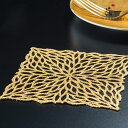 商品名 煌美　Kirabi　コースター 素材 ポリエステル、本金箔 サイズ 100×100mm(5枚入り) 商品説明 レース状のコースターです。テーブルを華やかに彩ります。素地となるのは刺繍のレースの一種であるケミカルレースです。日本製のオリジナルレースを開発し使用しています。ケミカルレースとは水溶性ビニロンでできた薄い布に刺繍を施した後、釜に入れて薄い布を溶かしてできたレース。人と環境にやさしい工場として認定されたエコテック認証工場で生産されていますので安心です。 使用上の注意 家庭での洗濯不可。汚れ防止のために防水スプレーの使用をお勧めします。汚れが気になる場合はドライクリーイング(石油系)をしてください。アイロンは当て布をしてスチームなしの130℃以下の温度でご使用いただけます。レース商品なので引っ掛かりなどにご注意いただきソフトにお取り扱いください。 注文時のご注意 この商品は店頭でも同時に販売しておりますので、ご注文された時に先に在庫がなくなることがあります。ご了承ください。 メーカー希望小売価格はメーカーサイトに基づいて掲載しています　