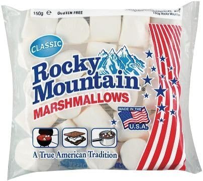 アメリカのお菓子の定番、ロッキーマウンテンのマシュマロです。 アメリカでは、バーベキューでマシュマロを金串に刺して焼いて食べます。 外側がカリッとして、中がふんわりとクリーミーで、香ばしい甘さが楽しめます。 もちろん焼かずにそのままでも。 いかにもアメリカ、という直球のパッケージデザインも、エスビーグローバル社製品の楽しみのひとつ。 星条旗とロッキー山脈をモチーフにしたパッケージのマシュマロは、置いてあるだけでもパーティーやイベントの雰囲気を演出してくれるはずです。関連商品★ロッキーマウンテン　メガマシュマロ　340g×12袋...【3個セット】バーベキュー マシュマロ キャンプ　輸入品 輸入菓子 海...輸入食品 輸入トマトジュース 海外食品 トマト モーニングドリンク ★...9,800円2,710円9,800円輸入食品 輸入菓子 海外 舶来品　ブルガリア産 クッキーキャット オー...5月中旬入荷予定　お菓子材料 製菓 ティラミス 輸入菓子 おかし 美味...アーティザン キュートなクマさん バタークッキー 4種48枚セット【1...8,634円14,500円4,780円輸入菓子 輸入クッキー イギリスのクッキー かわいいお菓子 海外クッキ...売れないアーティザン キュートなクマさん バタークッキー 4種48枚セ...ウォーカー ショートブレッド ハイランダー 40g×12個 ウォーカ...2,710円4,780円1,810円