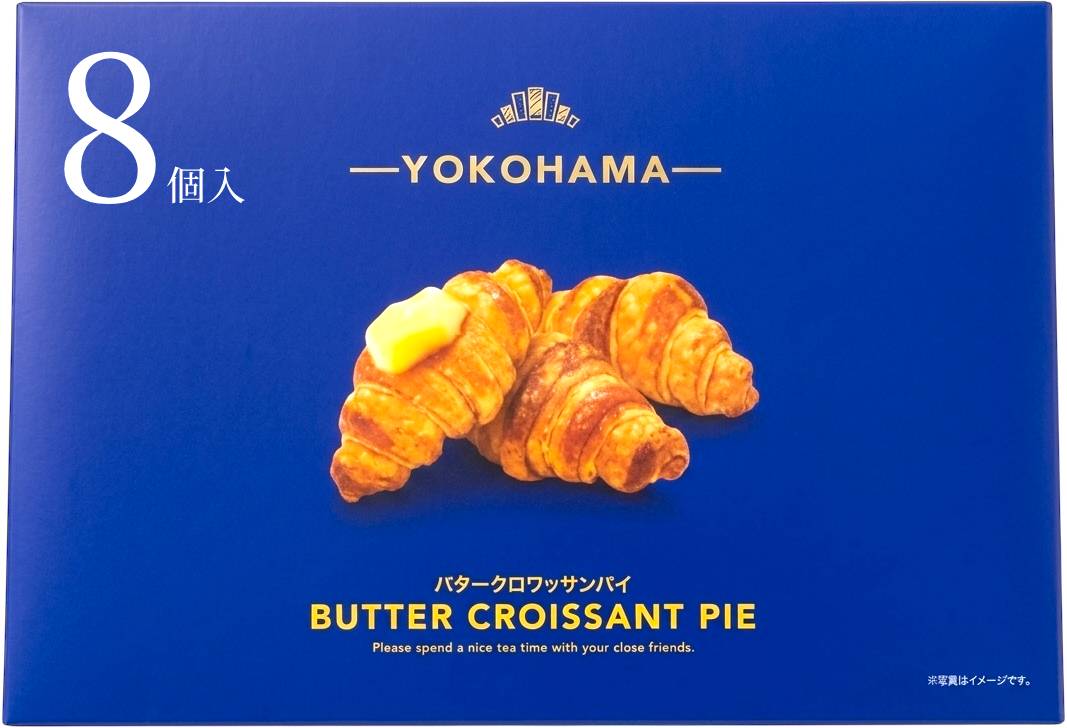 この商品は常温でお届けします。 横浜バタークロワッサンパイ8個入 クロワッサン形のパイ菓子 サクサク新食感！ バターが香るパイ生地をクロワッサンの形に焼き上げた、サクサク食感のパイです。 袋を開けるとパン屋さんの様な香りに癒されます。 ちょうど良い甘さでコーヒー・紅茶どちらにも合う！サクサクの食感が魅力です。 小箱5個入 横浜バタークロワッサンパイ8個入 名称 焼菓子 内容量 8個 原材料名 マーガリン(国内製造)、小麦粉、砂糖、植物 性たん白、食用植物油脂、バター、全脂粉乳、 コーンシロッブ、乳等を主要原料とする食品、 食塩 / 加工でん粉、香料、乳化剤、 カゼインNa、甘味料（ステビア）、調味料 （アミノ酸等）、酸化防止剤（トコフェロー ル）、着色料（カロチン） （一部に小麦·乳成分·大豆を含む） アレルギー品目 小麦、乳成分、大豆 賞味期限 製造より5ヶ月 販売者 株式会社 クリオス +AR 保存方法 直射日光、高温多湿をお避け下さい。 外寸 縦17.3cm×横29.1cm×幅3.2cm 発送温度帯 常温 同梱について 冷凍や冷蔵の商品を同時にご注文いただく場合は、 別途送料が必要です。※カードの種類は順次追加予定でございます。