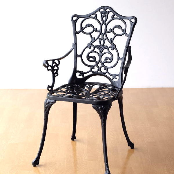 エレガントなデザイン 美しいラインを描いた アルミ製のガーデンチェアーは マットなブラックカラーの ちょっと見かけないタイプで エレガントなデザインが素敵 アームが付いた お洒落なデザインのチェアーは お尻に優しくフィットする形状で いつまでもすわっていられそう・・・ ガーデンやベランダに置いても お洒落に映えるデザインです 商品詳細 商品名 アルミのエレガントなガーデンアームチェアー BK 商品番号 ebn8430 全体のサイズ(cm) 幅51×奥行59×高さ90 座面のサイズ 幅40×奥行40 床から座面までの高さ 43 材質 アルミ 重量 約5.5kg 生産国 中国 ※サイズ・重量はおおよその値です 　一つずつ手作業での生産につき多少の違いはご了承ください - 備考 - 完成品でお届けします 商品の特性上、擦り傷や小さな欠け等はご容赦ください ディスプレイによる色の違いはご了承下さい - 同デザインの商品はこちら - アルミのエレガントなガーデンテーブル BK アルミのエレガントなガーデンベンチ BK >> 「チェアー」はこちら >> 「ガーデンファニチャー」はこちら >> 「インテリア家具」はこちら美しいラインを描いた アルミ製のガーデンチェアー 全体のサイズ）幅51×奥行59×高さ90 　　　　　　座面の高さは43センチです マットなブラック仕上げで高級感があるチェアー 少し湾曲した 背中にやさしい背もたれのデザインも優雅で素敵 座面部分は少しくぼみを付けてあり 座るとお尻に優しくフィットします 表面のネジ部分は目立たない工夫になっていて 脚はアジャスター付きで僅かな傾斜でも快適に座れそう すべてを組み立ててお届けします 裏のネジ止めナットはクローム仕上げです 使用頻度にもよりますが ネジのゆるみ等があればしっかりと締め直す事で 永く快適にご使用できそうです スタッフが座ってみました スタッフの身長は160センチです エレガントなデザインで 風格のあるチェアーです アルミ製で見た目より軽く 移動も楽々 同デザインのアイテムはこちら テーブル チェアー