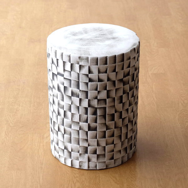 Stools - スツール 陶器 屋外 椅子 円柱 丸型 ガーデンスツール 白黒 幾何学模様 モノトーン モノクロ 庭 園芸 花台 フラワースタンド 観葉植物 台 鉢置き台 鉢台 鉢置きスタンド ベランダ テラス バルコニー インテリア 陶器のガーデンスツール
