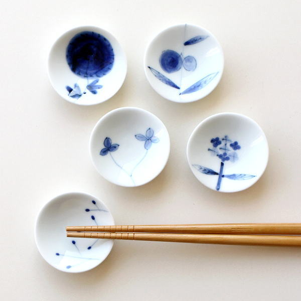薬味入れも兼ねられる小さな陶器皿の箸置き5柄セット。つるんとした白いお皿に描かれた藍色の植物柄がナチュラルでキュート。
