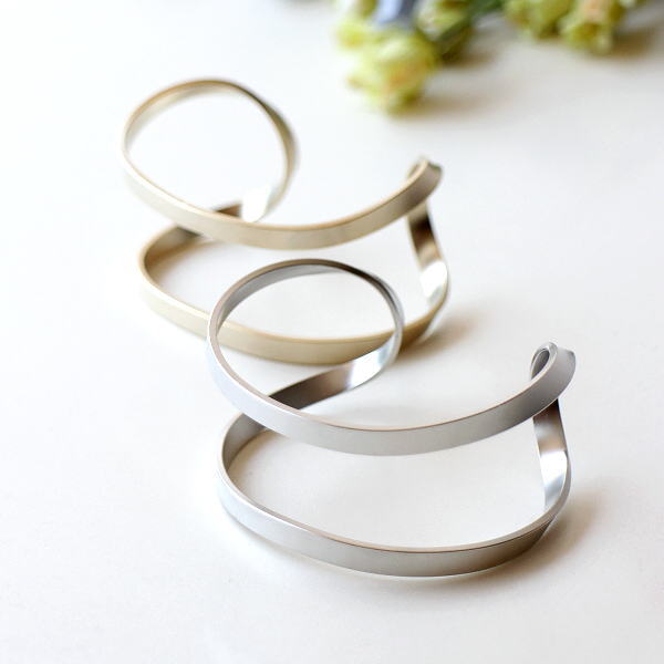 バングル ブレスレット レディース おしゃれ シンプル ゴールド シルバー アクセサリー プレゼント ギフト 誕生日 メタルバングル 2カラー