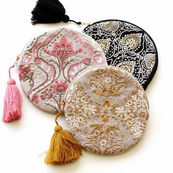 Rakuten - ポーチ 小物入れ おしゃれ 刺繍 丸 フラット かわいい フラットポーチ デザイン タッセル 化粧ポーチ アクセサリー入れ メイクポーチ 小物入れ プレゼント 刺繍ラウンドポーチ 3カラー