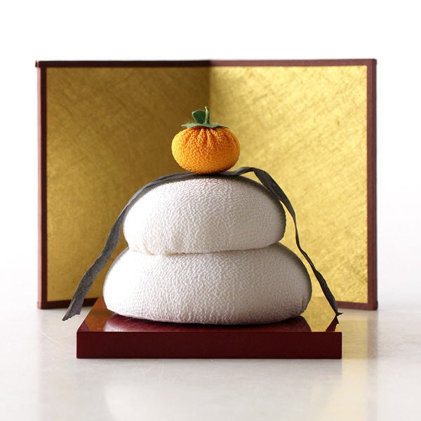 鏡餅 おしゃれ 飾り 置物 オブジェ お正月 コンパクト 玄関 リビング 棚 ちりめん細工 お餅 かわいい 迎春 ちりめん細工 小かがみさんのサムネイル