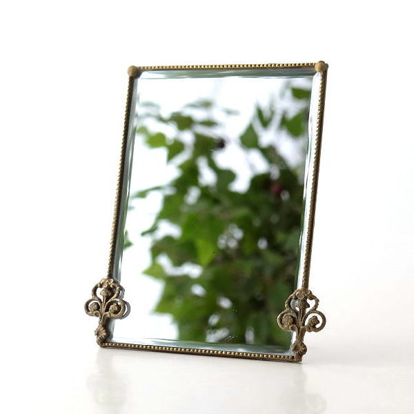 デコレーションミラー 鈍い輝きが魅力の真鍮 レトロな風合いは そこにあるだけで おしゃれ空間になりそう。 真鍮のレトロ風のデザインと ロココ調の装飾で 個性が光るシンプルなスタンドミラー 小物と一緒に飾ったり ドレッサーや玄関に置いて 毎日...