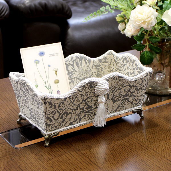 小物入れ モダンデザインの父とも呼ばれる ウィリアム・モリスの代名詞的な ”ストロベリー・シーフ（いちご泥棒）”のデザインと ジェニファーテーラーのコラボアイテム グレーとアイボリーが上品な いちご泥棒のテキスタイルを シンメトリーに配置し...