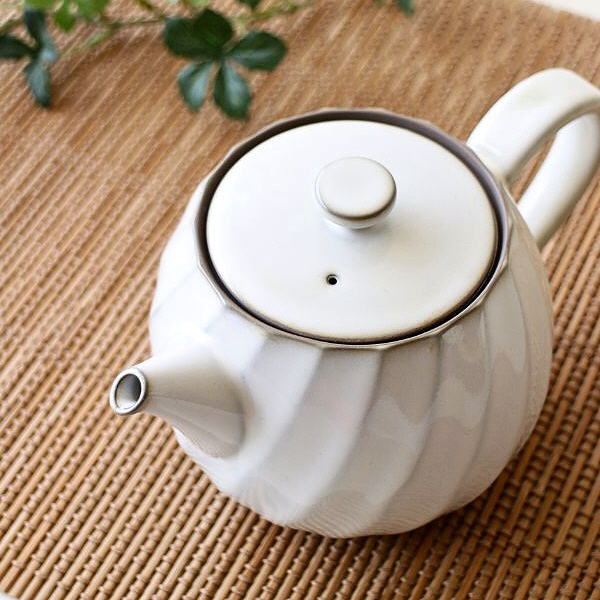 ティーポット おしゃれ かわいい ポット 白 茶こし付き 半磁器 北欧 和食器 日本製 波佐見焼 シンプル モダン ナチュラル 焼き物 デザイン ねじり縞ポット 白