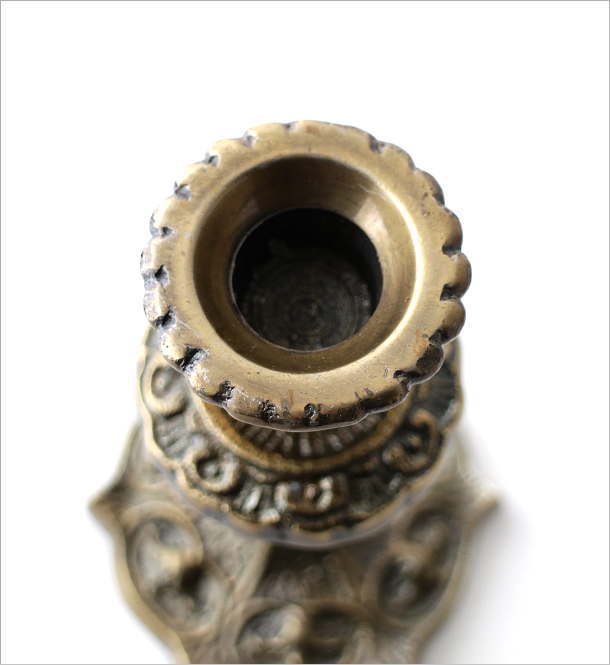 ギギlivingのキャンドルホルダー おしゃれ キャンドルスタンド キャンドル立て ろうそく立て レトロ アンティーク調 ローソク アルミ 燭台 クラシック インテリア デコラティブなアルミのキャンドルホルダー｜アングル3