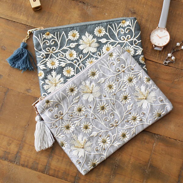 フラットポーチ おしゃれ 可愛い かわいい ビーズ 刺繍 花柄 ポーチ マチなし 小さい 小さめ ミニ 薄型 薄い 15cm×10cm 布 ファスナー 通帳入れ 手帳入れ 小物入れ 化粧 スマホポーチ レディース フラワー刺繍スクエアフラットポーチ 2カラー
