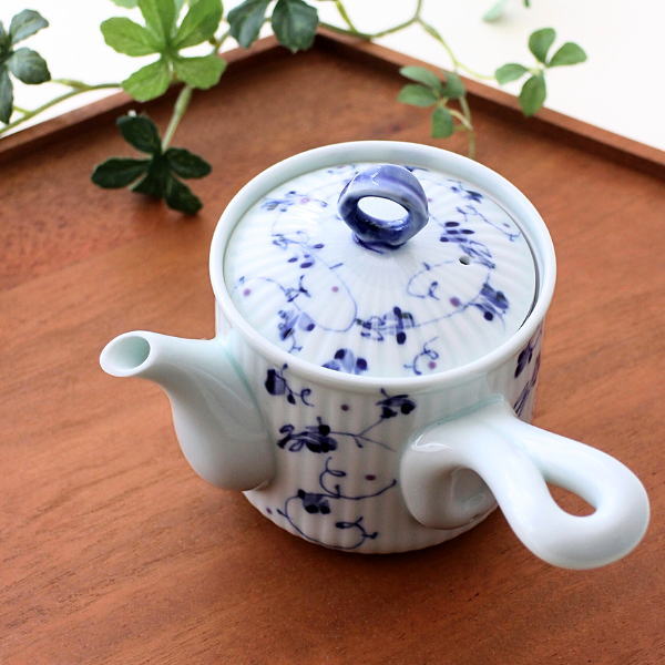 急須 波佐見焼 鎬文 しのぎ 唐草模様 日本製 小さめ 280ml 磁器 広口 茶こし付き 網付き 二人用 洗いやすい 片手 おしゃれ かわいい 電子レンジ対応 食洗機対応 和食器 茶器 ギフト 結婚祝い プレゼント 内祝い ブルーアラベスク 急須