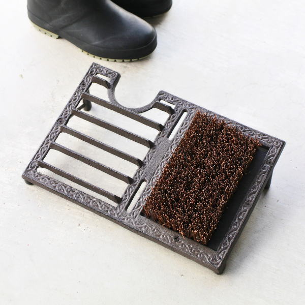 泥落とし 玄関 アイアン鋳物 おしゃれ 砂落とし 土落とし 雪落とし 靴底 靴裏 ヤシ ブラシ 掃除 マット 鉄 金属 勝手口 ドア 屋外 ガーデニング エントランス アイアンのブーツスクレーバー