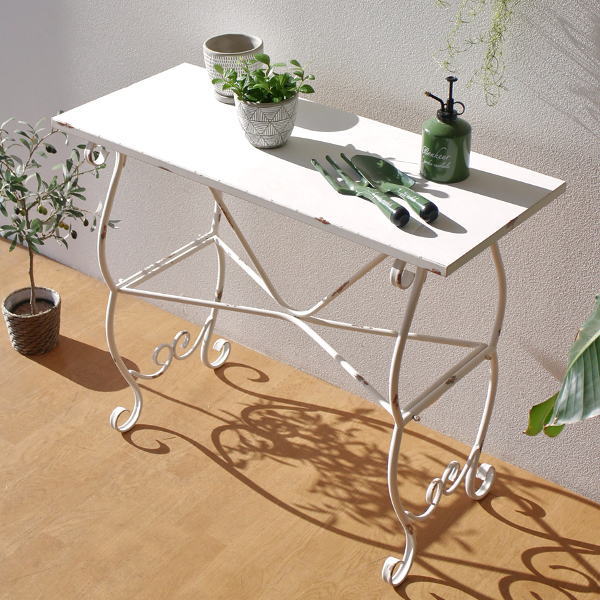 ワークテーブル 海外のテラスや 長年大切に使い込まれたアトリエに そっと置かれていそうな エレガントな曲線が印象的な アンティーク調のワークテーブル 甘すぎず、主張しすぎない佇まいで 空間にすっとなじみながら 雰囲気をつくってくれます サン...