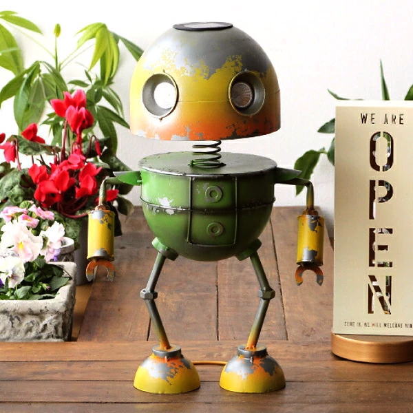 Rakuten - ロボット 置物 ガーデン オーナメント ソーラーライト シャビー アンティーク オブジェ インテリア 雑貨 玄関 店舗 庭 ガーデニング ディスプレイ アイアン 光る かわいい 揺れる ダンス ソーラーライト付き ロボットの置物 B