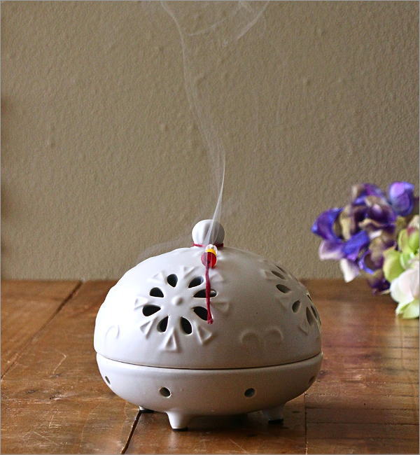 ギギlivingの蚊取り線香入れ おしゃれ 陶器 蚊遣り 蚊やり 蚊遣り器 蚊遣器 蚊取り線香ホルダー 和風 かわいい 蚊取線香 立て スタンド シンプル アンティーク 横型 焼き物 蚊取り線香ケース モダン 庭 屋外 蚊取り線香 入れ物 虫除け 陶器の蚊遣り クレマチス ホワイト｜アングル2