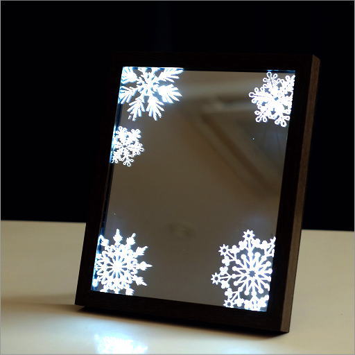 楽天ギギlivingミラー 壁掛け 卓上 鏡 クリスマス 壁飾り オブジェ LED 雪の結晶 ミラーフレーム 四角 角型 雑貨 ウォールミラー スタンドミラー LEDフレーム スノー電池付