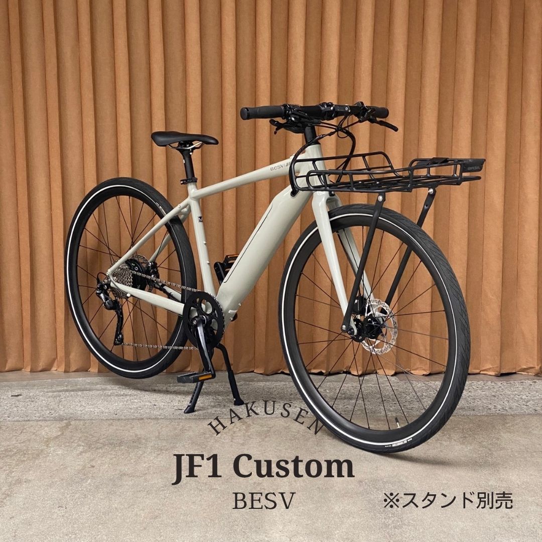 本カスタムはフロントキャリアにポートランドフトントキャリアを搭載。 底が浅い荷台なのですが標準で荷物固定用のベルトがついているので、お持ちのバッグを括り付けて持ち運ぶことが可能です Fキャリアサイズ　幅：400　奥行：300　高さ：60　mm 本商品はタイヤ、グリップ、サドルなどフルカスタムに対応しております お気に入りのアイテムを選んで自分だけの1台を作って下さい。 JF1は、機能とデザインを両立させたBESVのデザインアイデンティティが感じられる1台です。 アルミフレームにSHIMANO10sと36V×7.0Ahバッテリーを搭載し、16.1kgの軽量さと105kmの航続距離を実現。 JR1同じくフルカラー液晶ディスプレイには9つのパラメーターを表示可能。 フラットバーハンドル/油圧ディスクブレーキ仕様で、街中でもキビキビとした走りを楽しめます。 弊社独自のカスタムパーツでカゴや彩を与え、自分だけのデイリーバイクに仕上げてください。ハンドル・カゴ・グリップ・サドル・ペダルを自由にお選びいただける、お客様で作り上げるモデル。 ■ ★インスタグラムに多数のカスタムサンプルを掲載しています。在庫表は必ずご確認ください。 ■モデル名：BESV(ベスビー)JF1 ■純正オプションパーツはコチラ ■フレーム：アルミニウム ■フォーク：アルミニウム ■電動走行距離：105km / 40km ■3つのモード（青：エコ / 紫：スマート / 赤：パワー） ■バッテリー：リチウムイオン7.0ah ■充電時間：約3.5時間 ■モーター：リアハブMotor ■ブレーキ：油圧ディスクブレーキ ■変速：10段変速 ■変速機：Shimano ■タイヤ：700x35C（仏式） ■全長：1745mm (XS) / 1755mm (M) ■重量：16.1kg (XS) / 16.2kg (M) ■付属品：バッテリー充電器 ■フレ−ムサイズ別適合身長： XSサイズ/155.0-165.0cm Mサイズ/165.0-178cm Lサイズ/178.0-185cmcm　 　 　 JF1 BESV(ベスビー) 機能とデザインを両立させた、 BESVのデザインアイデンティティが感じられる 軽量クロスバイクモデル。 　 スポーティな走りと、美しいデザインを兼ね備えたBESV「JF1」。 わずか約16kgの軽量アルミフレームに、10段変速・油圧ディスクブレーキを採用。フレーム一体型バッテリーにより、電動アシスト自転車とは思えないスマートなフォルムを実現しています。最大約105kmの航続距離やスマートアシスト機能も備え、通勤から週末のサイクリングまで幅広く活躍する一台です。 皆様のご要望は日々進化しており（笑）、バスケットの取り付けやカラーリング・グリップ・サドルなど様々な組み合わせて遊びたいといった声を多く聞くようになっております。 本カスタムはフロントキャリアにポートランドフトントキャリアを搭載。 底が浅い荷台なのですが標準で荷物固定用のベルトがついているので、お持ちのバッグを括り付けて持ち運ぶことが可能です 本商品はタイヤ、グリップ、サドルなどフルカスタムに対応しております お気に入りのアイテムを選んで自分だけの1台を作って下さい。 自分だけのカスタムを施したJF1で、 お子様とのお買い物にお散歩に一杯出かけてみてはいかがでしょうか？ 　 　 　 　 　 　 　