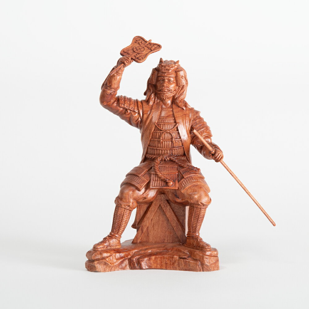 HASEL ハセル ～ 時代、時を超えて当時の英雄の活躍に想像を巡らす ～ 憧れや尊敬、はたまた恋心であり、想いを”馳せる”ことを情緒的に表現した。 【職人のこだわり】 細部までこだわった彫刻を施し、持ち物ひとつをとっても細部まで表現されています。 瞳の大きさや線の深さひとつで表情が変化する為、卓越した技術が求められる工程です。 ※モニターの発色により実際と異なる場合があります