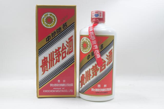 【未開栓】貴州茅台酒 マオタイ 2001 五星麦 白酒 中国酒 陶器 53% 500ml 946g 箱付 送料無料 【中古】