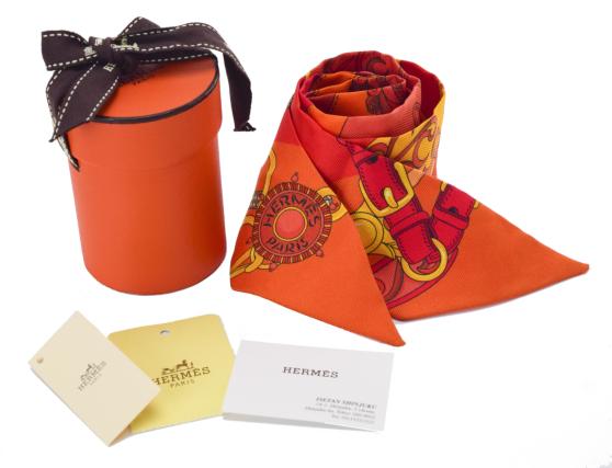 【中古】【美品】HERMES エルメス ツイリー シルク レッド×オレンジ系 061797S-12 オレンジ系 シルク100％ スカーフのサムネイル