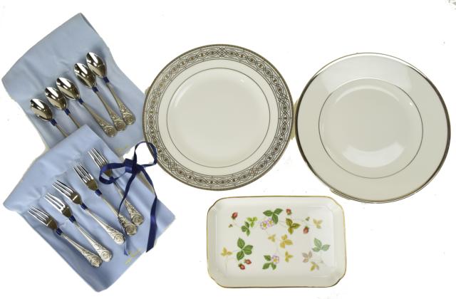 【中古】【美品】Wedgwood ウェッジウッド 未使用保管品 食器セット スプーン フォーク トレイ 皿 BONE CHINA ワイルドストロベリー 他