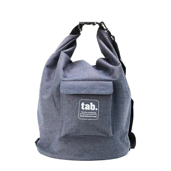 型番 TB-WBG 商品説明 大容量50L。tab.Field Stove Trigonをスッキリと収納できるゆったりサイズ。薪なら束ごと入ります。小型の石油ストーブやタープ、シュラフ等かさばるものの収納に便利です。 ハードに使えるコーティングデニム生地。ロープ通しループや小物収納に便利なマチ付きポケットで使い方の幅がひろがります。 裏地は丈夫な撥水素材。ギアの収納だけでなく薪のキャリーバッグとしても使えます。 仕様 ●サイズ（約)：400x400x650mm ●重量（約)：1150g ●材質：生地-デニム（内側コーティング）/ベルト・ジョイント-ポリプロピレン ●生産国：中国　
