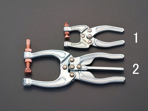 型番EA533CE-2 商品説明●材質…スチール●口の開き…0〜28mm●口の深さ…69mm●保持能力…318kg●全長…216mm●重量…660g●付属品…3/8”−16×3” ボルトナット（スイベルヘッドφ16mm）●スイベルヘッド付●ハンドルを開くと、口も開きます。●クランプ部を銅メッキしているので、溶接ガスが付着しません。 ★注意事項★商品画像に複数商品が載っており、番号やアルファベットが記載されている商品がございます。その場合は、「商品番号の末尾」に記載されている番号やアルファベットの商品のみが納品されます。ご注意ください。※上記に関する返金・返品対応は受け付けません。