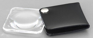 型番EA756B-31 商品説明●メーカー…エッシェンバッハ光学●型番…1752‐550●レンズ径…50mm●倍率…3.5倍●サイズ…60×27×14mm●樹脂レンズ●多層コーティング●革ケース付 ★注意事項★商品画像に複数商品が載っており、番号やアルファベットが記載されている商品がございます。その場合は、「商品番号の末尾」に記載されている番号やアルファベットの商品のみが納品されます。ご注意ください。※上記に関する返金・返品対応は受け付けません。