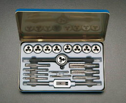型番EA829M-10 商品説明●＜セット内容＞…●ダイス：W1/8”×40●ダイス：W5/32”×32●ダイス：W3/16”×24●ダイス：W7/32”×24●ダイス：W1/4”×20●ダイス：W5/16”×18●ダイス：W3/8”×16●ダイス：W7/16”×14●ダイス：W1/2”×12●タップ：W1/8”×40●タップ：W5/32”×32●タップ：W3/16”×24●タップ：W7/32”×24●タップ：W1/4”×20●タップ：W5/16”×18●タップ：W3/8”×16●タップ：W7/16”×14●タップ：W1/2”×12●ダイスハンドル●タップハンドル●材質…SKS_2●ダイス径…25mm●ケースサイズ…250×150×23mm●セット重量…1.06kg●●材質：SKS2(JIS)とは、合金工具鋼を意味し、炭素工具鋼にクロム、タングステン、モリブデン等金属成分を添加し、焼入れ硬さ、じん性、耐摩耗性を増した鋼の一種です。 ★注意事項★商品画像に複数商品が載っており、番号やアルファベットが記載されている商品がございます。その場合は、「商品番号の末尾」に記載されている番号やアルファベットの商品のみが納品されます。ご注意ください。※上記に関する返金・返品対応は受け付けません。