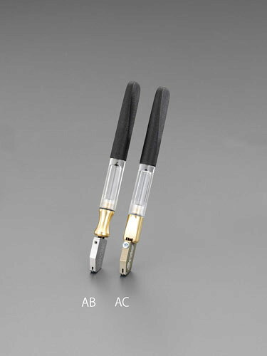 型番EA845AB 商品説明●本体材質…真鍮●刃材質…タングステンカーバイト●ハンドル材質…プラスチック●カッティングヘッド…スイベル式●刃角度…140°●スイベルヘッド角度…30°●可能板厚…3〜10mm●全長…145mm●ハンドル径…15mm●重量…約150g●ハンドル部分にオイルタンク付いています。●カッティングヘッドをガラスに押し付けるとカッティングヘッドからオイルが流れます。●直線をカットする時は定規などの端から2.5mmの所をカットします。●オイル別売(EA845-2) ★注意事項★商品画像に複数商品が載っており、番号やアルファベットが記載されている商品がございます。その場合は、「商品番号の末尾」に記載されている番号やアルファベットの商品のみが納品されます。ご注意ください。※上記に関する返金・返品対応は受け付けません。
