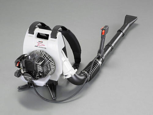 型番EA897BK-6 商品説明●燃料…混合ガソリン●排気量…25.4cc●2サイクル●タンク容量…600ml●吹き飛ばし専用●サイズ…425(W)×310(D)×415(H)mm(ノズルを除く)●重量…6.2kg●付属品…ノズル、ソケットレンチ●連続作業時に便利な固定レバー付。●風量…12.3m3/min●風速…72.5m/s ★注意事項★商品画像に複数商品が載っており、番号やアルファベットが記載されている商品がございます。その場合は、「商品番号の末尾」に記載されている番号やアルファベットの商品のみが納品されます。ご注意ください。※上記に関する返金・返品対応は受け付けません。