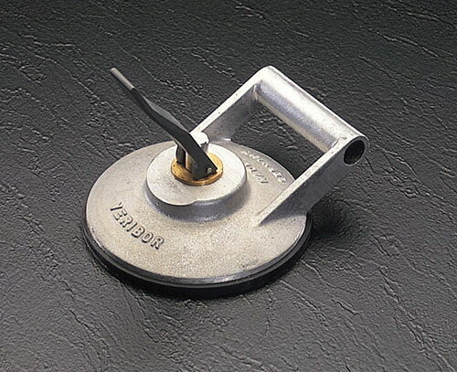 型番EA950B 商品説明●本体材質…アルミ合金製●吸着能力…90kg●吸着パットサイズ…φ180mm●パッド材質…特殊ゴム●全高(吸着時)…85mm●パッド面…フラット●レバーをたおすだけで吸着します。●● サクションリフターは手工具です。絶対に機械では使用しないで下さい。● 吸着能力を超える使用は絶対にしないで下さい。● 使用前に必ず点検し、吸着盤にキズや油等が付いていないか調べて下さい。 ★注意事項★商品画像に複数商品が載っており、番号やアルファベットが記載されている商品がございます。その場合は、「商品番号の末尾」に記載されている番号やアルファベットの商品のみが納品されます。ご注意ください。※上記に関する返金・返品対応は受け付けません。