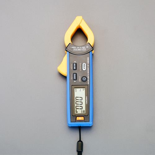 型番EA708LB-3A 商品説明●メーカー…日置電機（HIOKI）●型番…CM4001●交流電流…60.00mA/600.0mA/6.000A/60.00A/600.0A、5レンジ、真の実効値整流基本確度：45-66Hz:±1.5% rdg ±5 dgt (60.00mA〜6.000A)、±2.5% rdg ±5 dgt (60.00A〜600.0A)確度範囲：0.60mA〜600.0A●周波数…40.0Hz〜999.9Hz●クランプ内径…φ24mm●クレストファクタ…4000カウント以下：4.5 4000カウント超、6000カウント以下：3●フィルタ機能…ON時カットオフ周波数180Hz ±30Hz (-3 dB)●機能…コンパレータ機能、最大/最小/平均値レコード機能、バックライト、データホールド、オートパワーオフ、突入電流測定●表示…表示更新レート: 5回/秒●電源…単4電池×1本(付属)●連続使用時間…32時間●サイズ…37(W)×27(D)×160(H)mm●重量…115g●付属品…携帯用ケース、ストラップ、取扱説明書、使用上の注意●0.60mA〜600.0Aまで確度保証。1台でさまざまな現場に対応できます。●コンパレータ機能で探査時間を短縮しきい値を設定し、比較結果を音と光でお知らせ。漏電箇所を素早く特定できます。●間隔の狭い太線やダブル配線もスムーズに挟めます。各種便利機能は、トラブルの原因解析や診断をサポートします。●挟みやすいジョーでらくらく作業（直径φ24 mmまで）●漏れ電流から負荷電流まで測定可能●漏電トラブル対応・絶縁管理に●CAT III 300V●真の実効値測定可能 ★注意事項★商品画像に複数商品が載っており、番号やアルファベットが記載されている商品がございます。その場合は、「商品番号の末尾」に記載されている番号やアルファベットの商品のみが納品されます。ご注意ください。※上記に関する返金・返品対応は受け付けません。