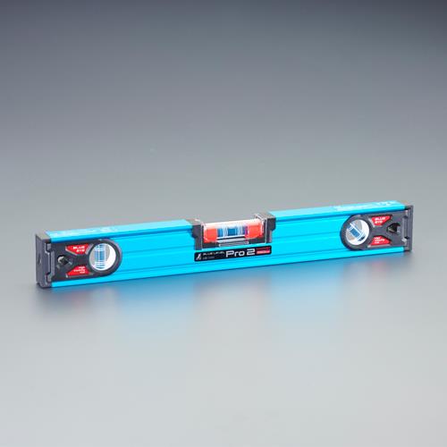 型番EA721K-32 商品説明●メーカー…シンワ測定●型番…73382●全長(mm)…450●サイズ…450(W)×26(D)×56(H)mm●重量(g)…380●気泡管感度…0.35mm/m＝0.0201°●精度…±1.0mm/m＝±0.0573°以内●測定角度…0°、45°、90°●材質…本体：アルミ、ABS樹脂、ポリカーボネート樹脂気泡管：アクリル樹脂液体：石油系液●傷や汚れを防ぐ取り外し可能な気泡管カバー付です。万が一、汚れたときはカバーの水洗いができます。※本体は防水構造ではありません。●必要に応じて水平の調整が可能です。※ご自身で精度調整を行なった場合は、保証の対象外となります。なお、垂直気泡管、45°気泡管は調整できません。●全気泡管±1.0mm／mと高精度を実現しました。●クリアブルーの溶液とホワイトラインで視認性の高い気泡管を採用しました。基準線が左右に3本ずつあり、水平と1/50・1/100勾配測定ができます。●強力なヨーク付きマグネットで、鉄骨工事に便利です。●ボックス型でケガキやすい形状です。●垂直、45°気泡管付です。●測定面はV字型溝付でパイプ測定もできます。●高精度で高い視認性の気泡管を採用しています ★注意事項★商品画像に複数商品が載っており、番号やアルファベットが記載されている商品がございます。その場合は、「商品番号の末尾」に記載されている番号やアルファベットの商品のみが納品されます。ご注意ください。※上記に関する返金・返品対応は受け付けません。