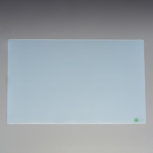 型番EA762EC-236 商品説明●メーカー…ライオン事務器（LION）\n●型番…25437\n●サイズ(mm)…690×1090\n●厚み…1.5mm\n●材質…再生オレフィン樹脂製\n●重量(g)…1312\n●適応天板サイズ(mm)…1100(W)×700(D)\n●書類が見やすい透明性に優れた光沢タイプ\n●グリーン購入法適合商品\n●両面非転写材\n●シングルマット\n●光沢仕上げ\n●端面処理加工(長辺1辺のみ)\n●軟質\n●コピー・写真が付着しにくい両面非転写タイプのマットです。\n●すべりにくく、軽量で耐溶剤性・低温柔軟性にもすぐれた素材です。\n●透明・光沢タイプで挟んだ書類等が見やすいマットです。\n●再生オレフィン樹脂を使用していますので、焼却時に有害な塩化水素ガスは発生しません。\n●※透明マットは無色ではなく青みがかった透明です。\n注）高温、直射日光の当たる場所に、長時間放置しないでください。熱い飲料の入ったコップなどは置かないでください。跡が付いたり、反ったりする場合があります。\n