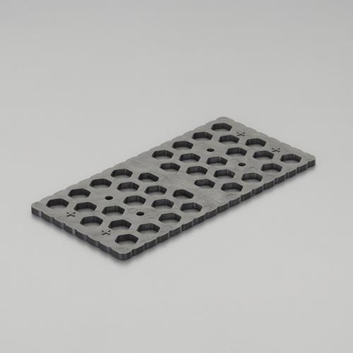 型番EA979DH-62 商品説明●サイズ(mm)…200×100×3(T)\n●入数…10枚\n●材質…再生PP\n●L型擁壁、U字溝や物置の基礎などのレベル出しに便利で確実なプレート。\n●圧縮・衝撃に強い材質なので施工時間の短縮に貢献。\n●固定に便利な5ミリ穴有り。\n●ズレを防止する凹凸があるので重ねてもズレにくい。\n●工場現場、事務所、お家、色々な場所で大活躍。安全を考慮した便利なレベルスペーサー。\n