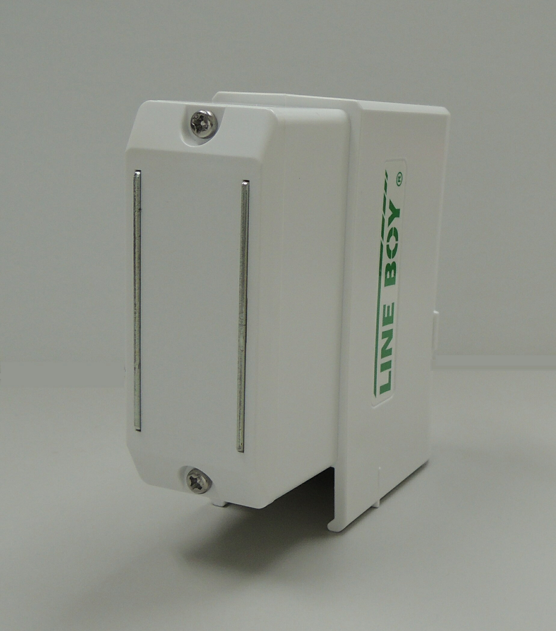 型番LB-DPV1503G 商品説明【特長】 ●光の広がりを最小限に抑えた、明るく見やすいグリーンレーザーになります（3m以上はグリーンレーザー推奨）。 ●風の影響を受けないレーザー下げ振りです。 ●両手が自由に使えますので、一人でもレーザーを見ながら調整ができます。 ●専用メモリで素早く、1mm単位で正確に計測できます。 【用途】 ●鉄骨躯体工事・昇降機・耐震補強などの建築・建設業、護岸壁・橋脚仮組・杭打ち・インフラ保守点検などの土木業、垂直搬送機など機械装置組み立て・設置・検査などの製造業 【仕様】 ●指示精度：下15m±3mm(約0.01度約41秒) ●使用レーザー：515mm半導体緑色レーザー ●光出力：1mW以下クラス2 ●レーザー方向：鉛直下点 ●ポイント径：直径約6.5mm（高さ15m時） ●レーザー照射位置：基準面から50±0.5mm（スペース50標準装備） ●自動補正機構：二軸ジンパル機構 ●鉛直精度：±3mm（下15m時） ●自動補正範囲：±2度以内 ●制動方式：磁気制動方式 ●電源：単4形乾電池X2本（3V） ●サイズ：36×97.7×94mm ●重量：252g(電池含む) ●付属品：単4形アルカリ乾電池×2本 【注意事項】 ●レーザー光H固定焦点のため、距離に応じて広がります。