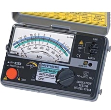 型番3144A 商品説明【特長】 ●手のひらサイズの小型・軽量2レンジメガ ●安全規格IEC/EN 61010-1 CAT III600Vに準拠、CEマーキング品 ●わずが340gの超小型絶縁抵抗計 ●オートディスチャージ機能付-測定が終ると自動的に充電した電圧を放電 ●衝撃に強い新素材（エラストマー）ケース採用 ●暗い場所に便利なスケール照明 ●リモートスイッチ付プローブ標準装備（切り忘れ防止の電源カット機能付） ●両手で作業ができる首かけベルト付 【仕様】 ●絶縁抵抗計/定格測定電圧：250V/500V ●絶縁抵抗計/有効最大表示値：50MΩ (250V)、100MΩ (500V ) ●絶縁抵抗計/中央表示値：1MΩ (250V)、2MΩ (500V ) ●絶縁抵抗計/第1有効測定範囲：0.05〜20MΩ (250V)、0.1〜50MΩ (500V) ●絶縁抵抗計/標準状態における確度（周囲温度23→±5℃、相対湿度→45〜75%、位置→水平傾斜※角は5°以下、外部磁界→地磁気のみ、電池電圧→ 電池有効範囲）：指示値の±5% ●絶縁抵抗計/第2有効測定範囲：0及び∞目盛を除く第1有効測定範囲以外の目盛 ●絶縁抵抗計/標準状態における確度（周囲温度23→±5℃、相対湿度→45〜75%、位置→水平傾斜※角は5°以下、外部磁界→地磁気のみ、電池電圧→ 電池有効範囲）：指示値の±10% ●絶縁抵抗計/0及び∞目盛の確度：目盛長の0.7%以下 ●絶縁抵抗計/開放回路電圧：定格測定電圧値の1.2倍以下 ●絶縁抵抗計/定格測定電流：定格測定電圧×1000Ωの値の試験抵抗を接続したとき1mA 0〜＋20%以内 ●絶縁抵抗計/短絡電流： DC 2.2mA以下 ●電圧計/測定範囲：AC 0〜600V ●電圧計/確度：最大目盛値の±3% ●サイズ：137×40×90mm ●重量：約340g（電池含む） ●付属品：7149A（リモートスイッチ付測定プローブセット）、9123（肩掛ベルト）、単3形乾電池R6×4、取扱説明書