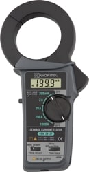 型番KEW2413F 商品説明【特長】 ●大口径リーククランプ ●大口径トランスコアの採用により3相一括測定に威力を発揮 ●外部磁界の影響が極めて少ない設計 ●高調波の影響を除去できる周波数切換機能付 ●ピークホールド機能付 ●記録計出力端子付 ●最小分解能0.1mA 【仕様】 ●交流電流(50/60Hz)：200.0mA/2.000/20.00/200.0/1000A、±1.5%rdg±2dgt (200mA/2/20A)、±2%rdg±2dgt (200A、 0〜500A)、±5.5%rdg (501〜1000A) ●交流電流(WIDE)：200.0mA/2.000/20.00/200.0/1000A、±1%rdg±2dgt (50/60Hz) (200mA/2/20A)。±1.5%rdg±2dgt (50/60Hz) (200A、 0〜500A)、±5%rdg (50/60Hz) (501〜1000A) ●耐電圧：AC3700V/1分間 ●被測定導体径：最大φ68mm ●周波数範囲：40Hz〜1kHz ●出力：波形出力 →各レンジの最大値に対してAC200mV（1000Aレンジは100mV）、記録計出力→各レンジの最大値に対してDC200mV（1000Aレンジは100mV） ●サイズ：130×50×250mm ●重量：約570g （電池含む） ●付属品：9094（携帯用ケース）、006P（角型9V）×1、取扱説明書