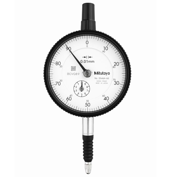 型番2046A-60 商品説明【特長】 ●外枠の外径Φ57mm、目量0.01mmの標準形ダイヤルゲージです ● 外枠とオオイ板を一体成形し、Oリングを組込んでいますので、前面からの水や油などの侵入を防ぐ対策が付属されています ●ステム・スピンドルはステンレス焼入れ鋼 ●ハードな使用にも耐える高い強度を持っています ● 超硬合金製測定子を使用しています ● 大歯車には、磨耗、変形の少ないスレンレス鋼を採用しています ●連続目盛 ●全測定範囲にわたって連続して読取りができるタイプです ●変位量の大きい測定に便利です ●外枠オオイ板にテストインジケータで実績のある、反射抑制を施したオオイ板を採用し、視認性を向上 ●キャップ一体型による強度アップ 【仕様】 ●測定範囲(mm)：10 ●目量(mm)：0.01 ●目盛：0-100 ●測定力(N)：2.5以下 ●長針1回転(mm)：1 ●指示誤差[1回転](μm)：10 ●指示誤差[1/2回転](μm)：9 ●指示誤差[1/10回転](μm)：5 ●指示誤差[全測定範囲](μm)：13 ●戻り誤差(μm)：3 ●繰り返し精密度(μm)：3 ●裏ぶた仕様：耳金付 ●その他仕様：連続目盛/防水(IP64)