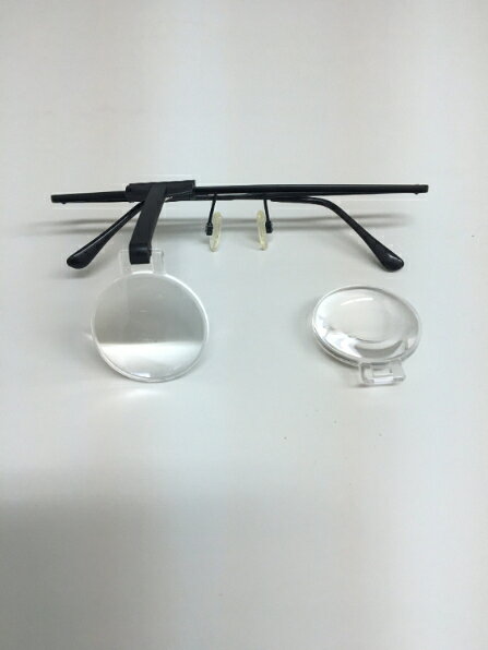 型番1644-547 商品説明【特長】 眼鏡のように耳に掛けるフレームタイプの作業用ルーペ 眼鏡のように耳に掛けて使います 軽合金フレームだから、軽い掛け心地 お持ちの眼鏡の上に重ねても使えます アーム部分は位置の調節ができます レンズは6種類の倍率からお選びいただけます 倍率によって作業距離（焦点距離）が異なります 【注意事項】 代表画像となります。 【仕様】 倍率：4.7