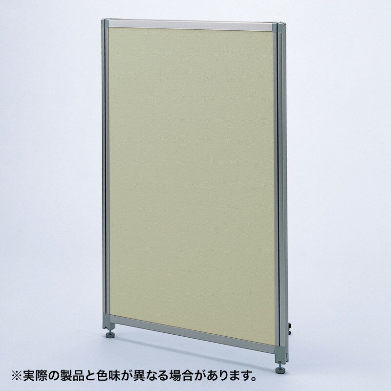型番OU-1312C3008 商品説明【特長】 薄型、超軽量、簡単組立の取り扱いやすさ抜群のパーテション OUシリーズDパネルパーティション（高さ1300mm、幅1200mm、色：ベージュ）です。 余分な部品や工具を必要とせず、簡単に組み立て、組み替えができます。 ジョイントポールを使用しなくても、パネル同士で直線やL型、T型などの連結ができます。 パネル同士でL型、T型の連結をすると一方の有効内寸がパネルの厚み分（35mm）短くなります。 オプションのジョイントポールを使っての連結も可能です。 ジョイントポールを使うと有効内寸は変わりません。 オフィスなど設置する環境に合わせてお好みのスタイルを実現します。カラーはグリーン、ブルー、ベージュ、ネイビーを用意しております。 高さは400（デスクパネル）・1100・1300・1500・1800mm、幅は450・700・800・900・1000・1100・1200mmから選べます。 パネルの分別・解体が可能です。また、PP樹脂やアルミ材を使用しているのでリサイクル性にも優れています。 古紙100％再生パルプ製芯材を採用しています。芯材をペーパーコアとすることで、従来のスチールパネルの約4割の重量を実現しています。 樹脂部品にはオレフィン系の樹脂を採用した、環境にやさしい脱塩ビ製品です。 組立納品を承っております。詳しくはサンワサプライ営業までお問い合わせください。 このページにはサイズ違い・カラー違いの画像も使用しております。仕様をお確かめください。 【仕様】 サイズ：W1202×D35×H1300mm 重量：7400g 梱包：1個口/1212×45×1320mm・8.1kg 材質：ボード/再生ペーパーコア（表面/布張り）フレーム/アルミ、オレフィン系樹脂 カラー：ベージュ（色品番3008） フレームカラー：シルバー