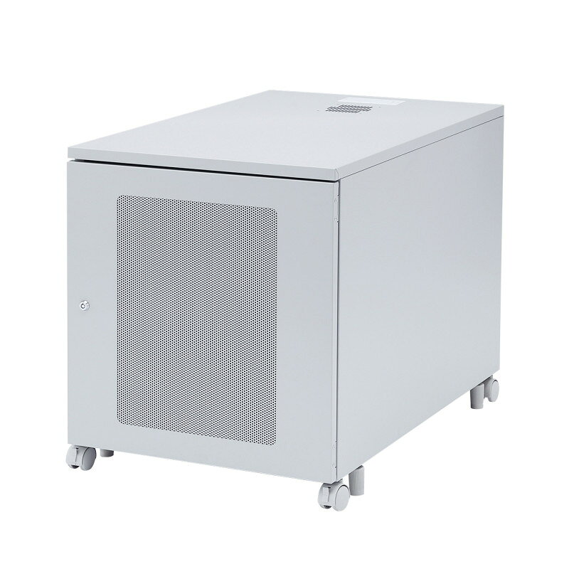 型番CP-202 商品説明【特長】 19インチラックマウント型HUB、ルーター、HDD、NAS等をコンパクトに収納。 19インチマウント（EIA規格、ユニバーサルピッチ、13U）付きです。前方に19インチマウントフレームを装備しています。 後方には19インチマウントフレームを装備しておりません。 奥行き900mm（外寸）で、奥行きのある機器も収納できます。 前面扉、バックパネルは鍵付きで、セキュリティ対策も強化できます。（鍵は前後共通） オプションにより、上面に1ヶ所、背面部に2ヶ所の放熱ファンが設置できます。 前面扉には、吸気用のメッシュパネルを採用しています。 天井面にケーブル口を装備しています。液晶ディスプレイなどの設置に対応しています。 ケージナットに対応しています。 デスク横への設置に最適です。 中棚2枚が標準装備です。 キャスターアジャスターが付いています。 中棚、底板は固定ベルト（RAC-BL1）に対応しています。 底板の耐荷重は80kgです。 ＜ご注意＞ キャスターは長距離の移動を想定したものではありません。機器を乗せたままでの移動は行わないでください。 【仕様】 カラー：ライトグレー サイズ：本体/W600×D900×H700mm有効内寸/W549（棚板）×D844×H589mm 重量：40.5kg 梱包：3個口/1000×660×120mm・19.6kg、710×670×70mm・7.1kg、980×660×120mm・20.2kg 出荷形態：ノックダウン組立式（お客様組み立て） 材質：スチール（エポポリ粉体塗装） 付属品：中棚×2枚、ケージナット・ネジセット（M5）×20セット、アジャスター×4個、鍵（1種類）×2個 総耐荷重：150kg（アジャスターを必ず併用してください）