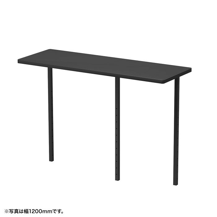 型番EST-170BK 商品説明【特長】 eデスク用サブテーブル。デスクを二段にして搭載量をアップ。 デスクを2段式にすることができます。 用途、機器に合わせて高さを50mmピッチで変えることができます。 天板は低ホルムアルデヒド(F☆☆☆☆)のパーティクルボードを使用しています。 天板エッジにはオレフィン系のソフトエッジを巻いています。 天板表面には滑らかな手触りのメラミン化粧板を使用しています。硬度は7Hです。 【仕様】 出荷形態：ノックダウン組立式 個口数：1個口 材質：天板/木製(パーティクルボード)+メラミン化粧板、フレーム/スチール(メラミン焼付塗装) 必要工具：手袋 六角レンチのサイズ：4mm 天板カラー：ブラック フレームカラー：ブラック マンセル値：N1.0 総耐荷重：60kg 天板サイズ_W：1700mm 天板サイズ_D：420mm 天板サイズ_t：25mm