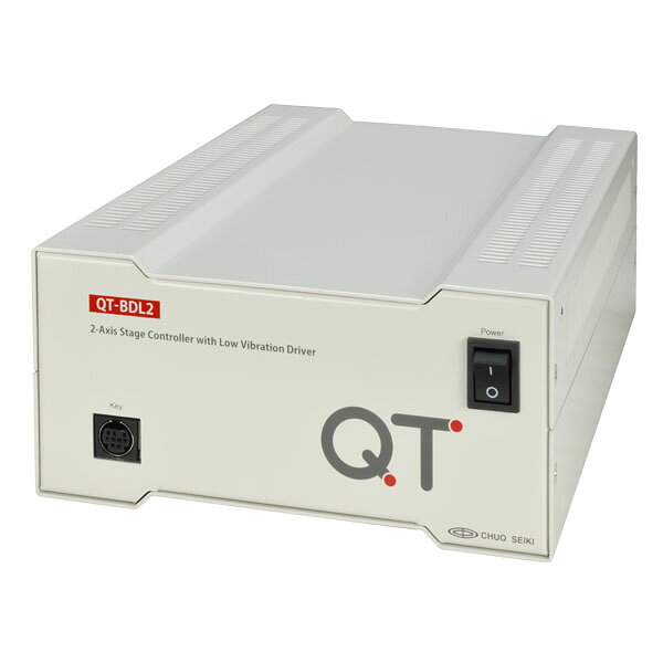 型番QT-BDL2 特徴【特長】 位置決め操作に必要な機能を搭載した2軸コントローラドライバです。 モータ駆動電流はスイッチにより設定可能です。軸ごと異なる駆動電流値のステージを混在接続できます。 低振動マイクロステップドライバを搭載。全速度領域で従来のマイクロステップドライバより低振動駆動を実現しました。 操作ボックスQT-AKによるジョグ移動、ステップ移動、ティーチング動作、ワンタッチスピード切替などが可能です。 標準添付の専用アプリケーションソフト（QT-EDIT）で作成したプログラムを記憶し、コントローラ単体での自動運転が可能です。 操作ボックスの液晶に単位表示（mm、μm、デシマル度、度分秒を記号等で簡易表示）が可能です。 パソコン用インターフェースとして、RS-232Cを標準搭載しています。 各軸独立制御、2軸間直線補間移動・2軸間円弧補間移動が可能です。 台形駆動より滑らかな加速・減速が可能な S字駆動機能を標準搭載しています。 電磁ブレーキ制御機能を装備しています。QT-BK（別売り）の併用により電磁ブレーキ制御が可能です。 【注意事項】 ご使用前にモータ駆動電流（相電流）を設定してください。 QT-BDL2内部に内蔵されたモータドライバユニット上のRUNロータリスイッチを変更します。 【仕様】 制御軸数：2軸 種類：コントローラ本体 入力電源：AC90〜240V 50/60Hz 55W 周囲温度/湿度：10〜40℃/20〜80%（非結露） 外形寸法(mm)：W165×D260×H80mm（突起部含まず） 質量：2.5kg ケーブル長：電源ケーブル 約2m 適合機種：当社自動ステージ 標準付属品：取扱説明書、ゴム足4個、CD-ROM※取扱説明書のデータはCD-ROMに収納 備考受注生産のため受注後キャンセル不可